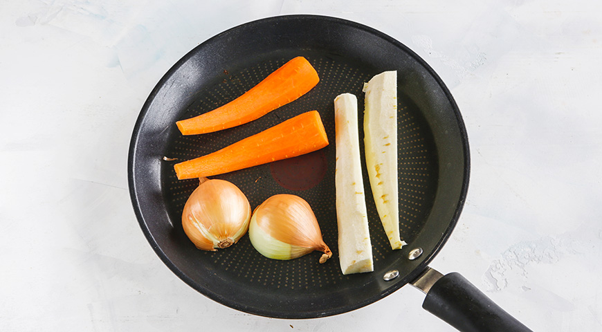 Макароны по-флотски на сковороде, обжарка овощей на сухой сковороде