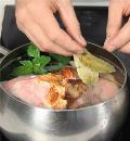 Фото приготовления рецепта: Гороховый суп с копченой рулькой, шаг №4
