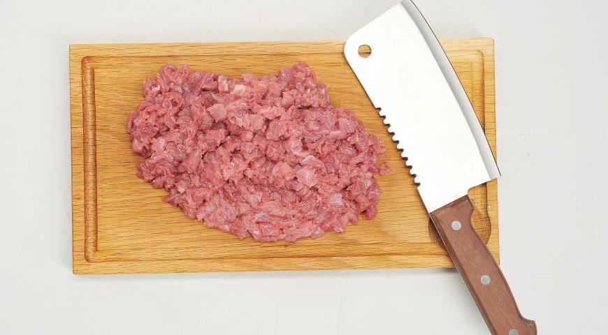 Мелко порубить мясо для приготовления люля-кебаба
