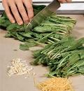 Фото приготовления рецепта: Салат из щавеля и шпината в чесночном масле, шаг №1