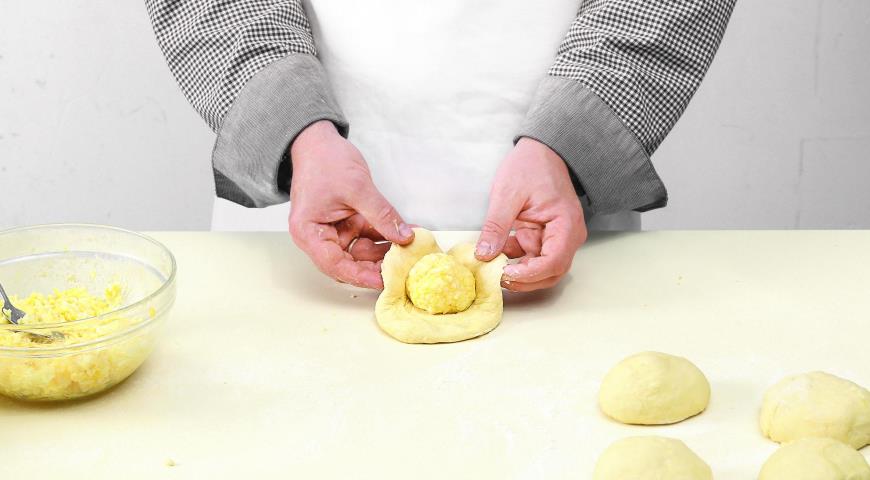 Фото приготовления рецепта: Хачапури из дрожжевого теста с сыром, шаг №4
