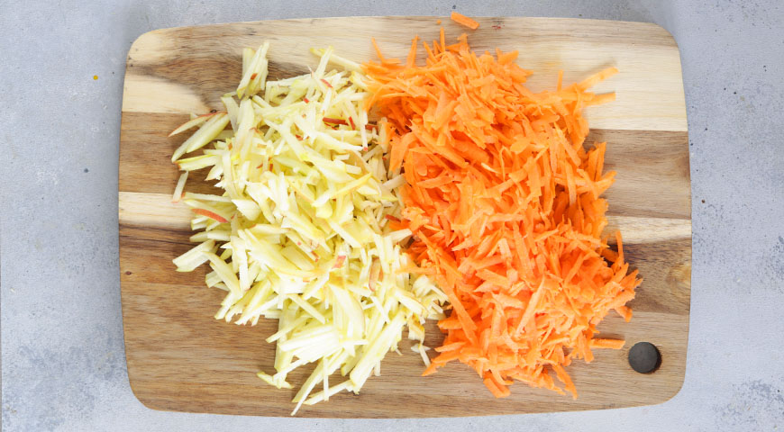 Фото приготовления рецепта: Салат из моркови с яблоком и пряным домашним майонезом, шаг №3