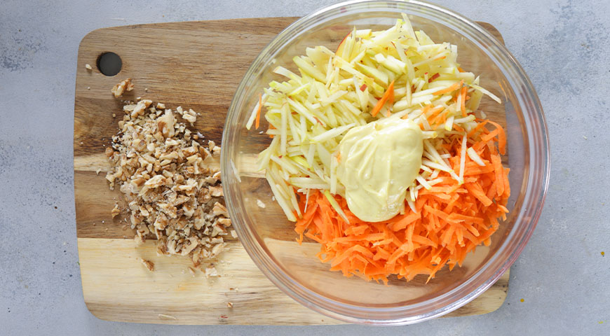 Фото приготовления рецепта: Салат из моркови с яблоком и пряным домашним майонезом, шаг №4