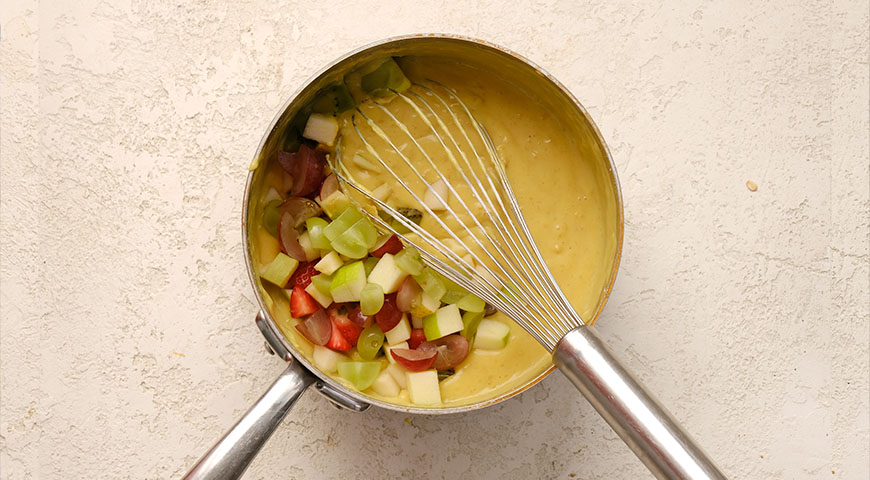 Фото приготовления рецепта: Фруктовый суп на растительном молоке, шаг №3