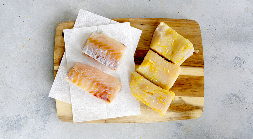 Фото приготовления рецепта: Рыба с апельсинами и маринованными маслинами на гриле, шаг №3