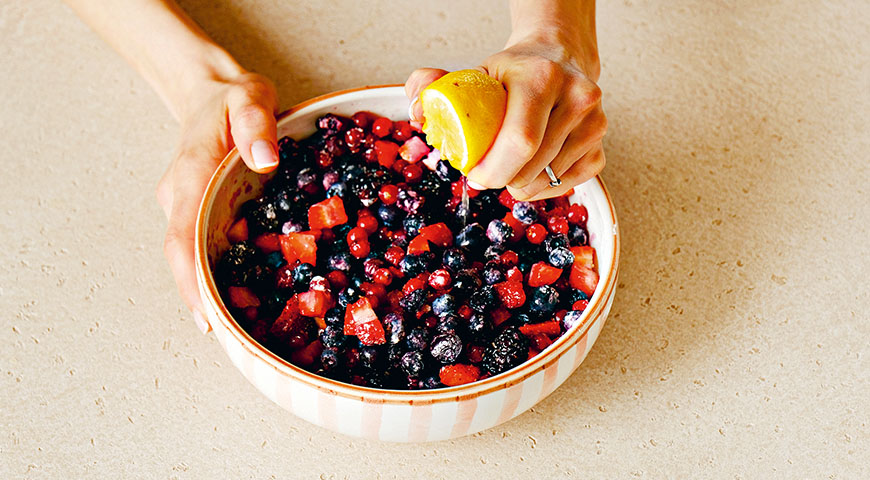 Фото приготовления рецепта: Песочный пирог с ягодами, шаг №10