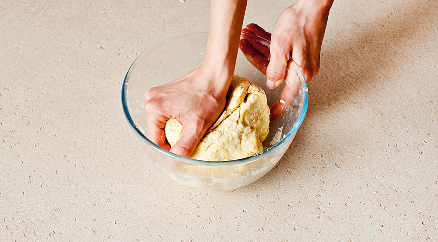 Фото приготовления рецепта: Песочный пирог с ягодами, шаг №5