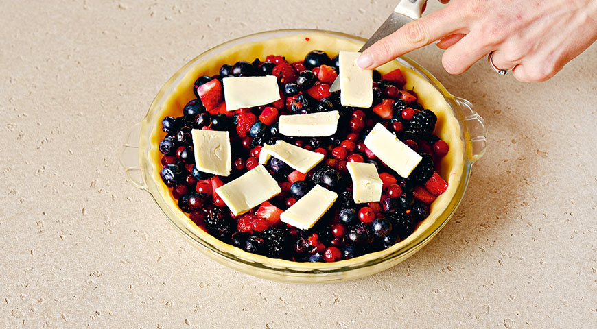 Фото приготовления рецепта: Песочный пирог с ягодами, шаг №11