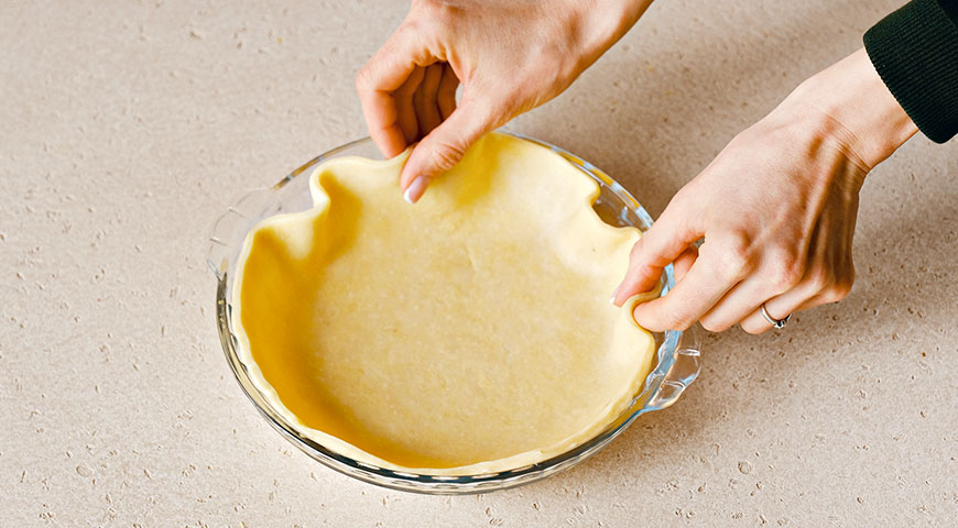 Фото приготовления рецепта: Песочный пирог с ягодами, шаг №7