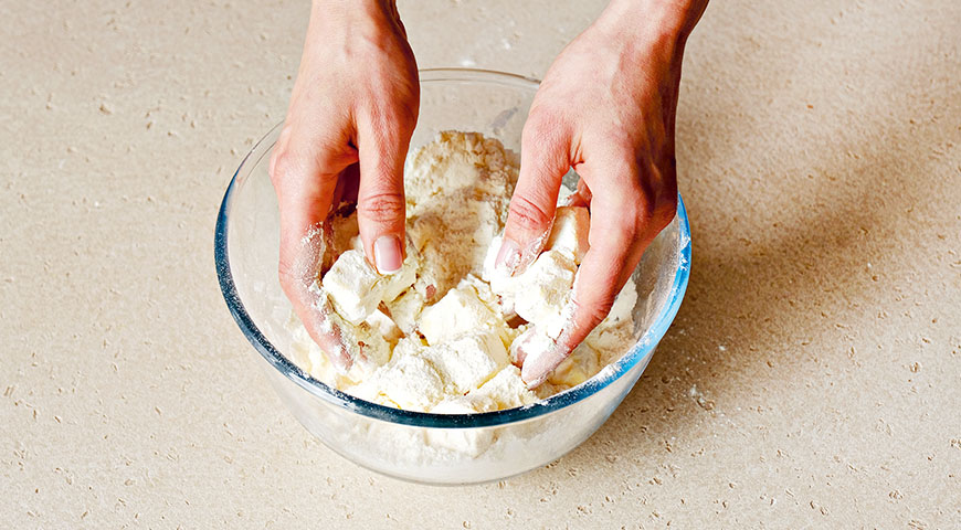 Фото приготовления рецепта: Песочный пирог с ягодами, шаг №2