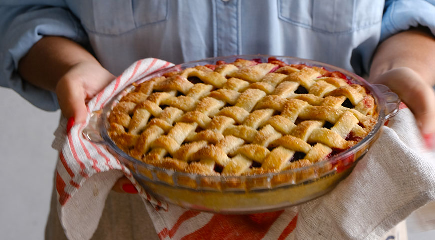 Фото приготовления рецепта: Песочный пирог с ягодами, шаг №14