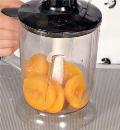 Фото приготовления рецепта: Торт Павлова с абрикосами, шаг №3