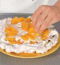 Фото приготовления рецепта: Торт Павлова с абрикосами, шаг №6