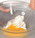 Фото приготовления рецепта: Торт Павлова с абрикосами, шаг №5