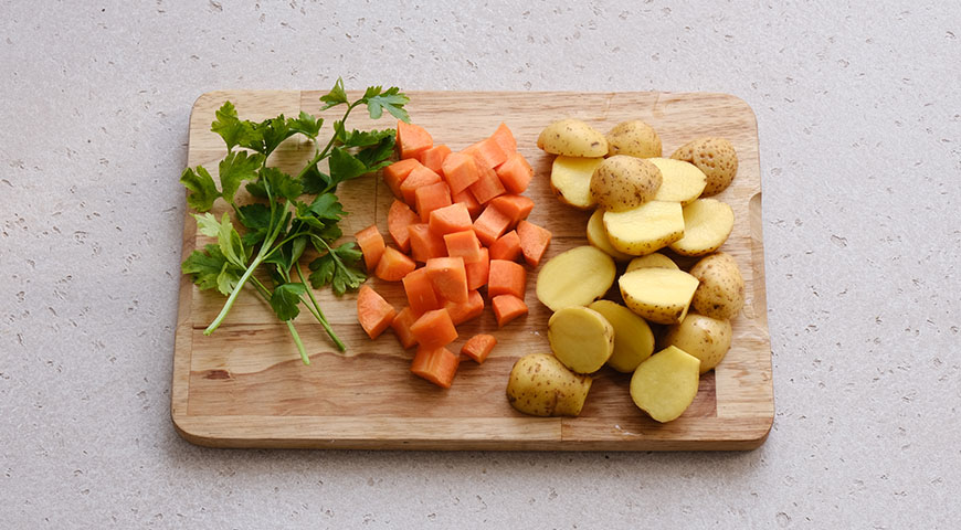 Фото приготовления рецепта: Мидии с картофелем и морковью, шаг №1