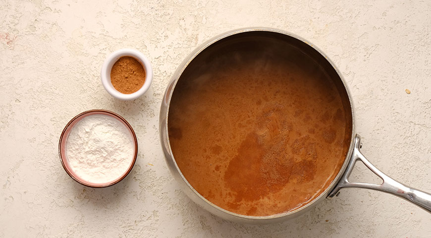 Фото приготовления рецепта: Шоколадный суп с бисквитными сухариками, шаг №1