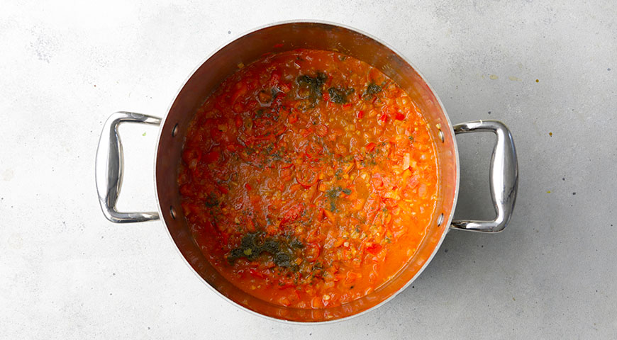 Фото приготовления рецепта: Томатный суп с рассольным сыром, шаг №3