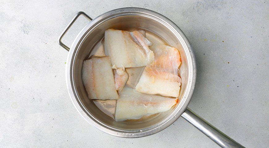 Фото приготовления рецепта: Рыбная ботвинья с щавелем и крапивой, шаг №2