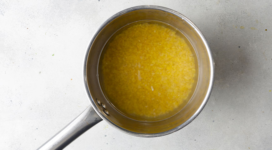 Фото приготовления рецепта: Томатный суп с рассольным сыром, шаг №1