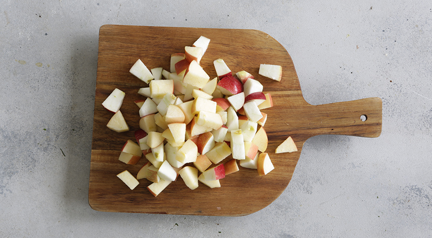 Фото приготовления рецепта: Овсяный пудинг с яблоками, шаг №4