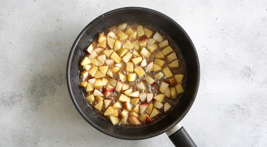 Фото приготовления рецепта: Овсяный пудинг с яблоками, шаг №5