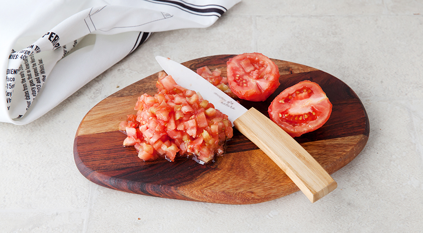 Баклажаны с помидорами и сыром в духовке, нарезка помидоров