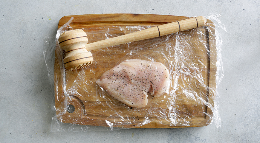 Фото приготовления рецепта: Венский шницель из курицы в панировке из бородинского хлеба, шаг №1