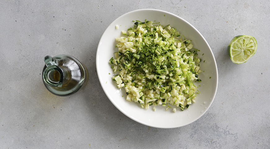 Фото приготовления рецепта: Зеленый салат с тартаром из цукини, шаг №1