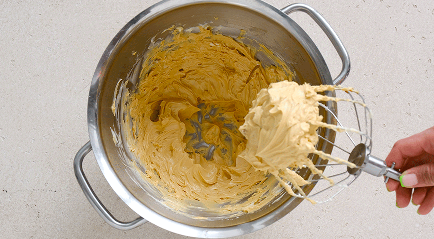 Фото приготовления рецепта: Торт Шарлотка с кремом, шаг №3