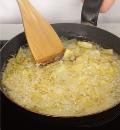 Фото приготовления рецепта: Омлет с картофелем , шаг №3