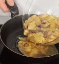 Фото приготовления рецепта: Омлет с картофелем , шаг №5