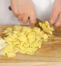 Фото приготовления рецепта: Омлет с картофелем , шаг №2