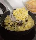 Фото приготовления рецепта: Омлет с картофелем , шаг №4
