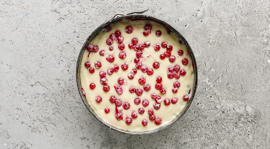 Фото приготовления рецепта: Пирог с ягодами из бездрожжевого теста, шаг №7