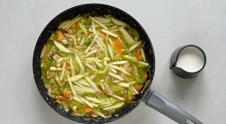 Фото приготовления рецепта: Сливочный суп с курицей и грибами, шаг №3