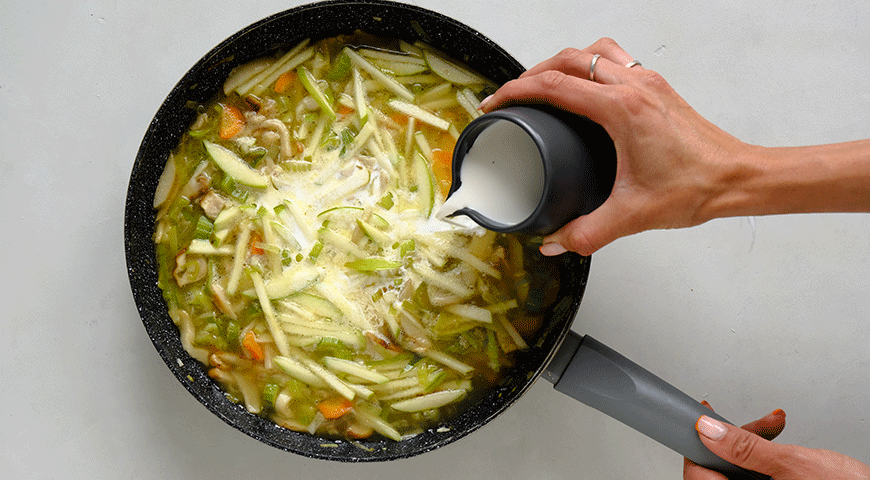 Фото приготовления рецепта: Сливочный суп с курицей и грибами, шаг №4