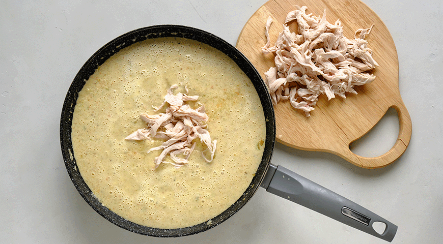 Фото приготовления рецепта: Сливочный суп с курицей и грибами, шаг №5