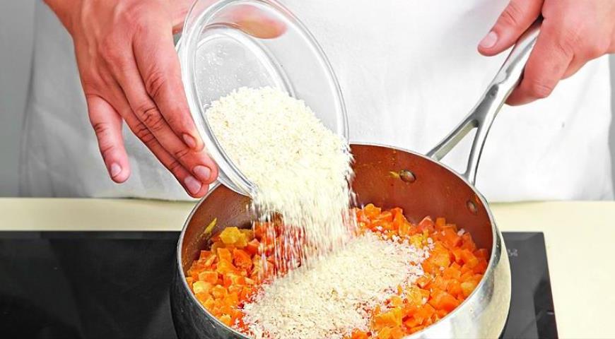 Фото приготовления рецепта: Морковная запеканка с курагой, шаг №3