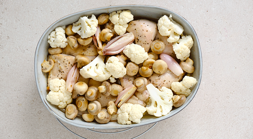 Фото приготовления рецепта: Курица с цветной капустой и грибами, шаг №5