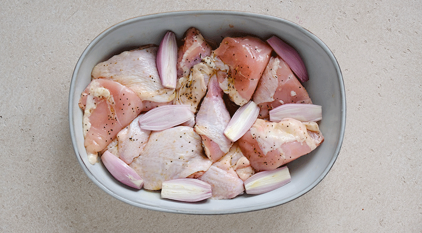 Фото приготовления рецепта: Курица с цветной капустой и грибами, шаг №3