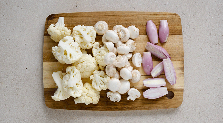 Фото приготовления рецепта: Курица с цветной капустой и грибами, шаг №2