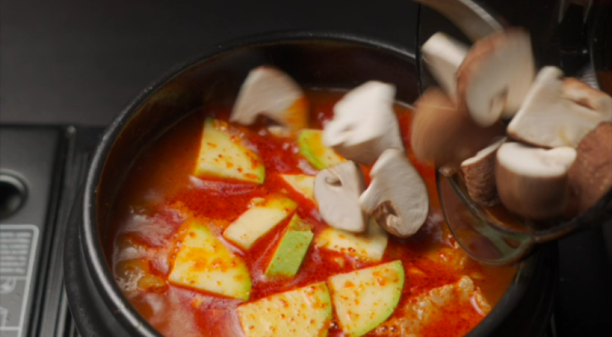 Фото приготовления рецепта: Острый корейский суп Кочудян-Чиге, шаг №22