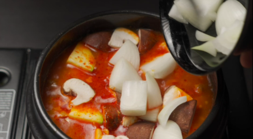 Фото приготовления рецепта: Острый корейский суп Кочудян-Чиге, шаг №23