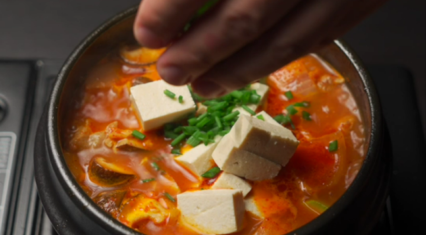 Фото приготовления рецепта: Острый корейский суп Кочудян-Чиге, шаг №27