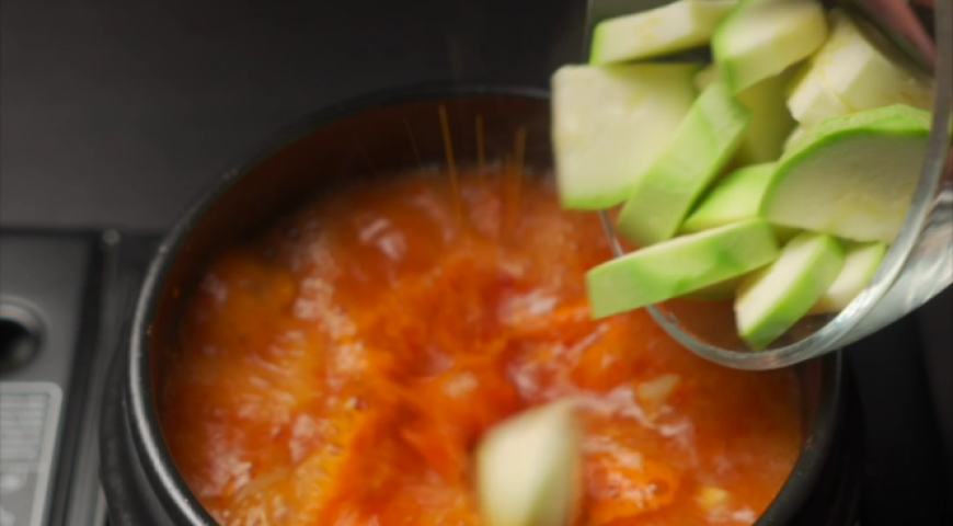 Фото приготовления рецепта: Острый корейский суп Кочудян-Чиге, шаг №21