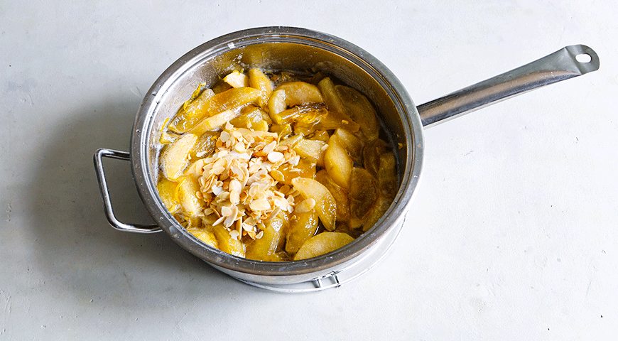 Фото приготовления рецепта: Яблочное варенье с орехами, шаг №3