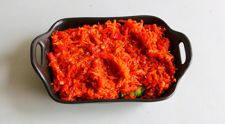 Фото приготовления рецепта: Голубцы в томатном соусе, запеченые в духовке, шаг №8