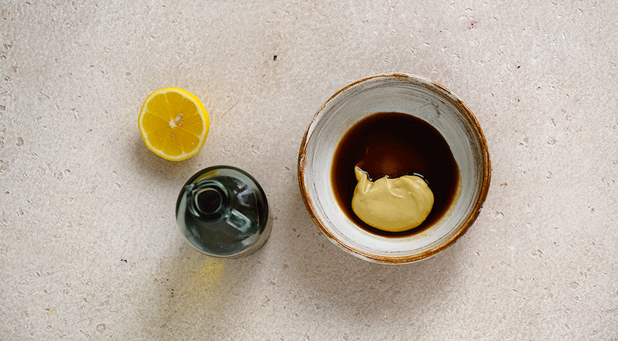 Фото приготовления рецепта: Салат из свеклы, чернослива и мангольда, шаг №3