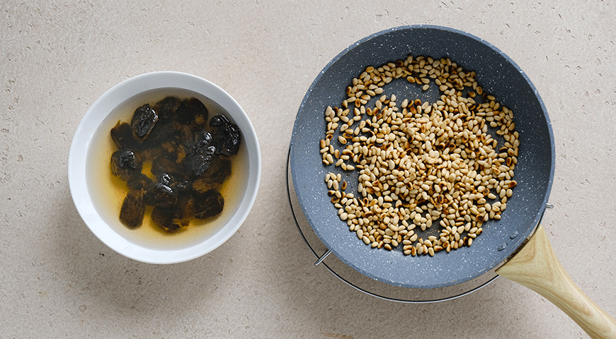 Фото приготовления рецепта: Салат из свеклы, чернослива и мангольда, шаг №2