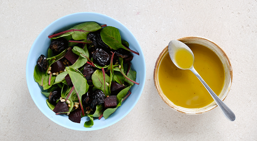 Фото приготовления рецепта: Салат из свеклы, чернослива и мангольда, шаг №4